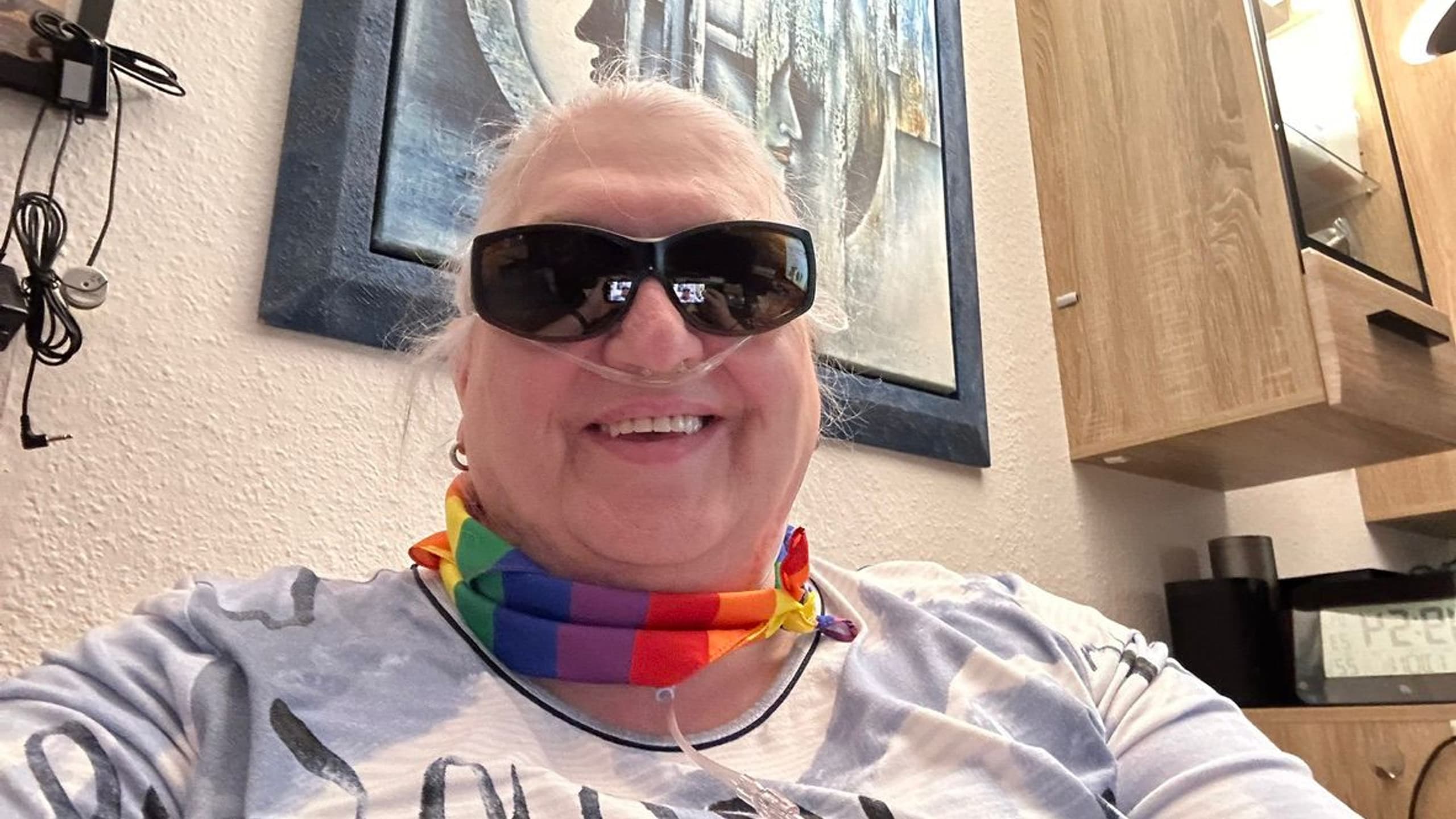 Susanne Steffgen mit Regenbogenschal